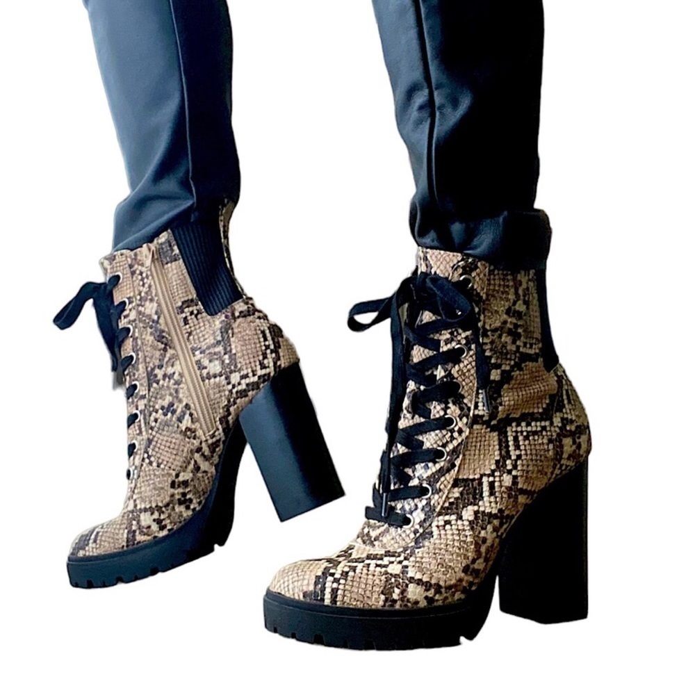 STEVE MADDEN Latch Lace-Up Hiker Booties Beige Black Snake Embossed Zip 9.5